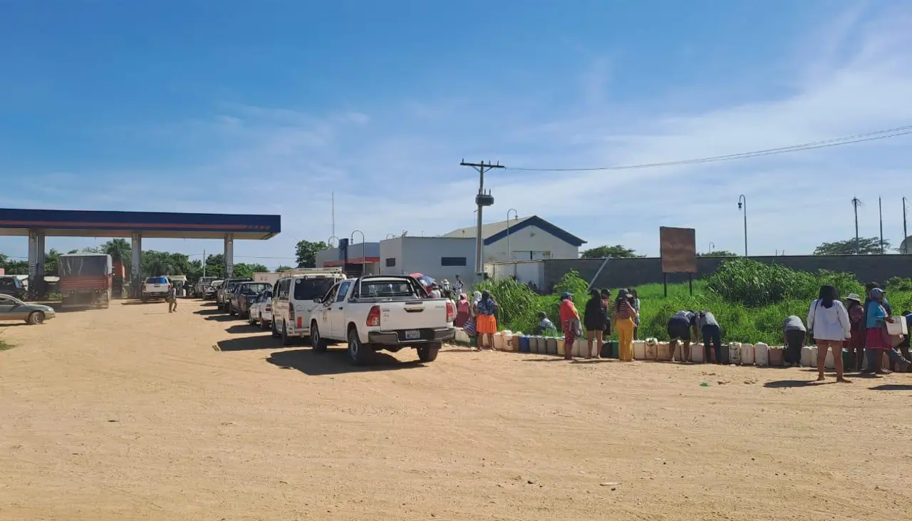 Largas filas por diésel se registran en Cuatro Cañadas y San Julián a pocos días de la cosecha de soya