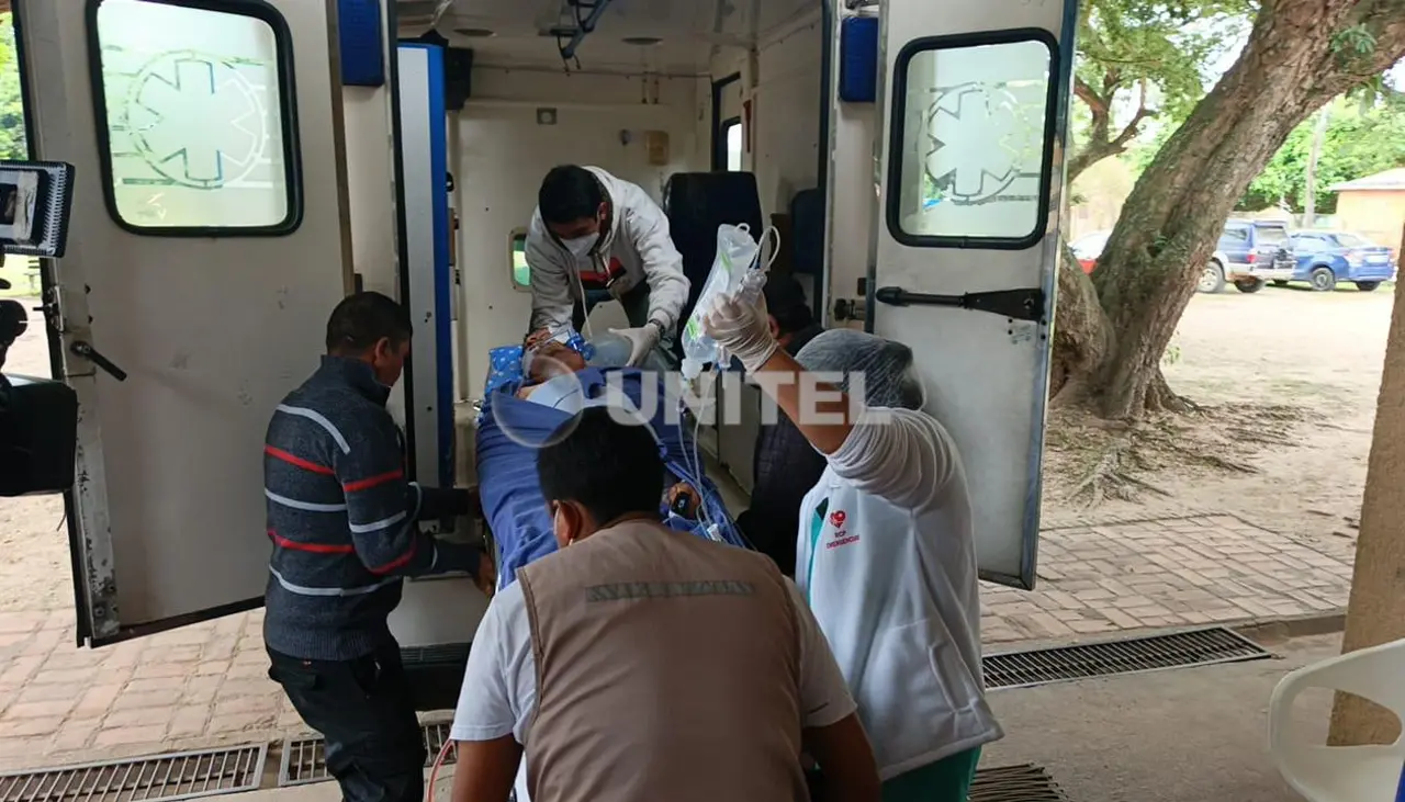Trasladan a la capital cruceña a mototaxista herido en accidente con una patrulla policial