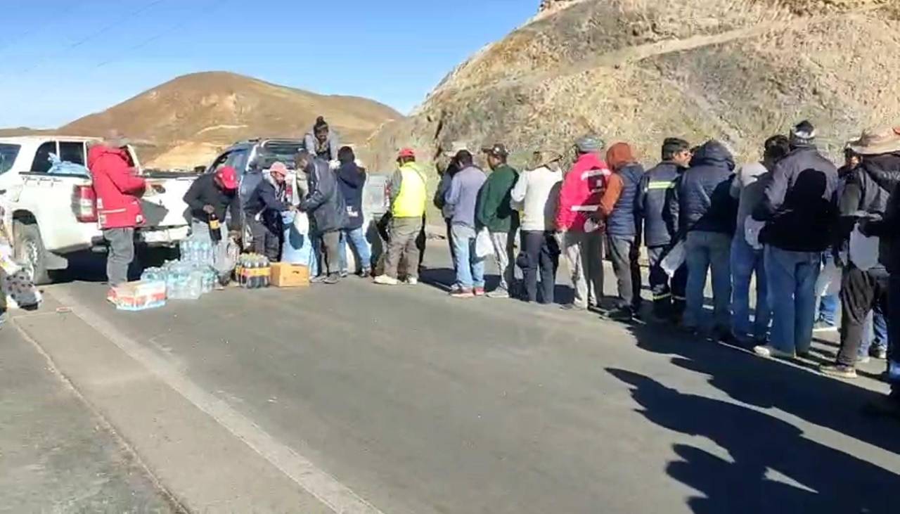 Choferes varados en carretera Cochabamba-Oruro reciben alimentos tras nueve días de bloqueo evista