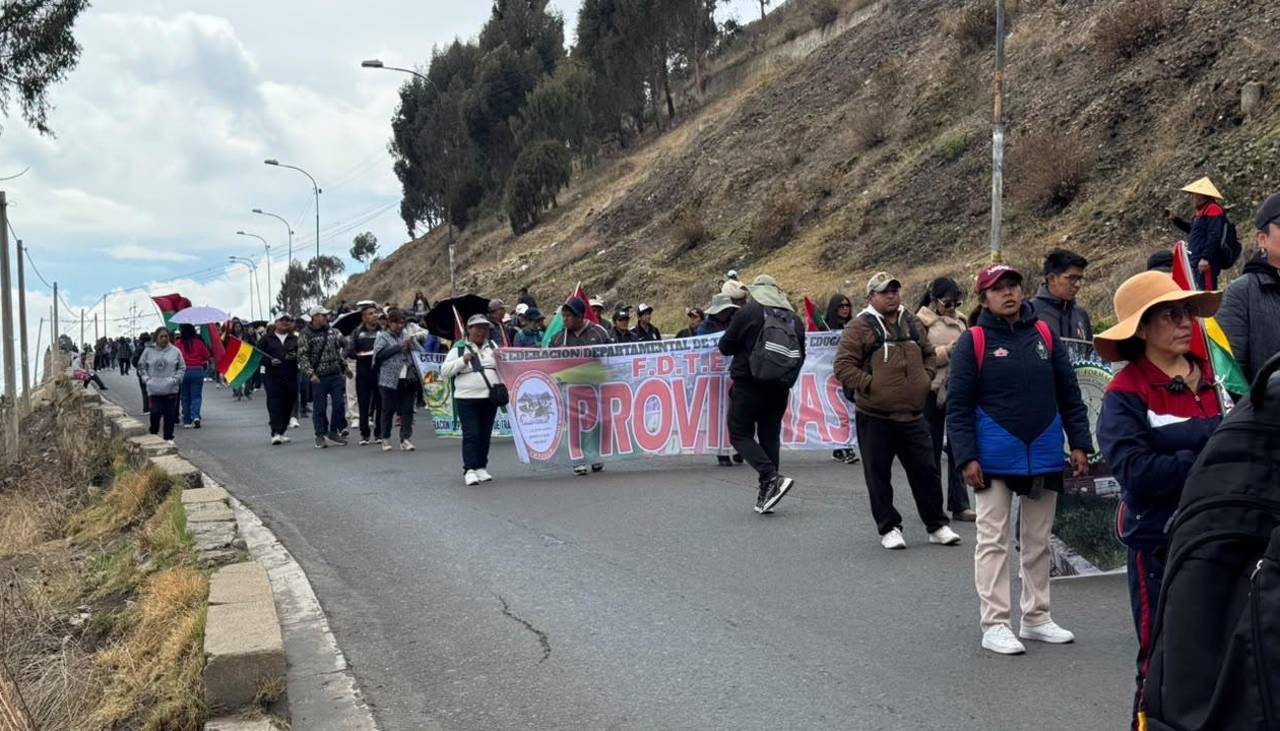 Pese al Estado de excepción, maestros marchan en contra de la descentralización de la educación