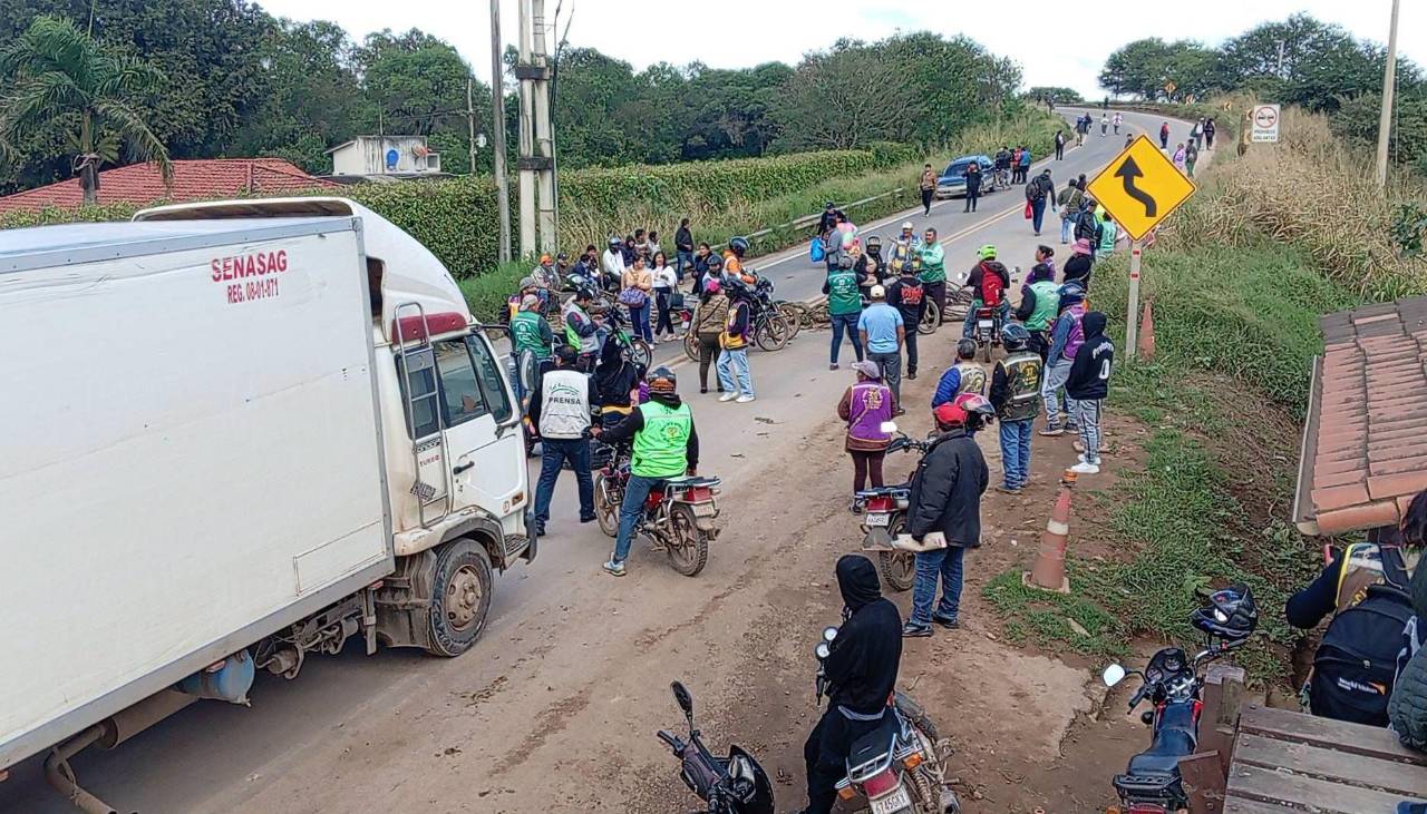 Bloqueo en Puerto Paila: Representantes de YPFB convocan a mototaxistas a una mesa de diálogo