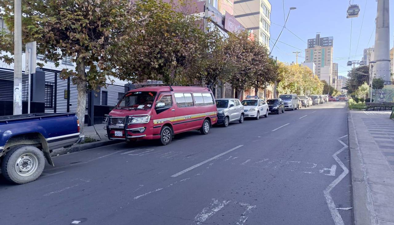 “Hemos dormido en la fila”: Surtidores del eje troncal del país amanecen este sábado con extensas filas por combustible