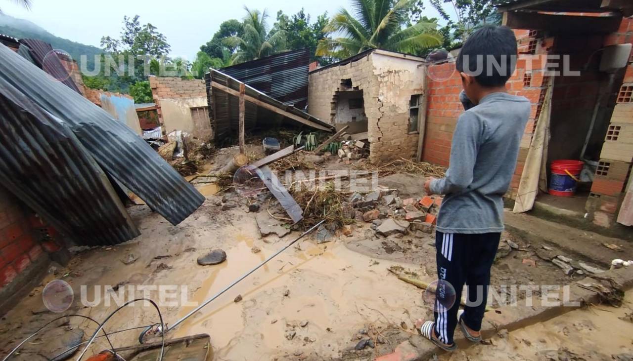 Emergencia en Taipiplaya: Una riada derrumba paredes de unas 15 viviendas y deja decenas de afectados