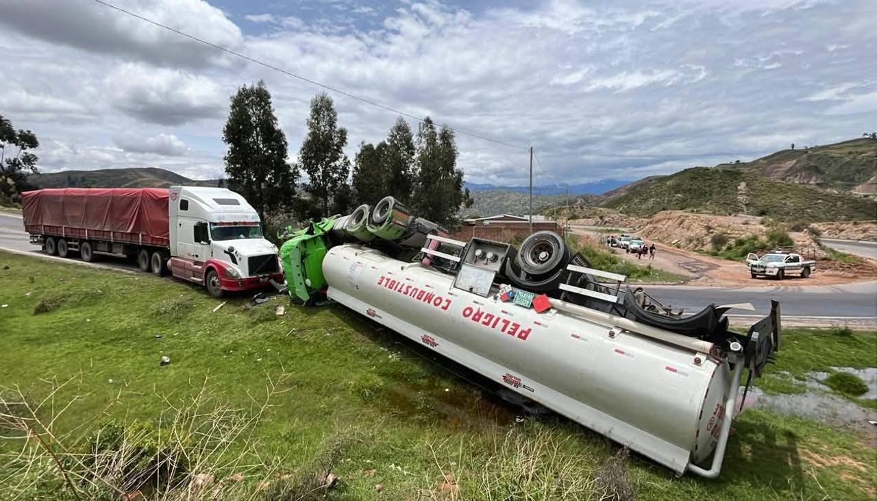 Cisterna vuelca al chocar contra un tractocamión en la carretera Cochabamba-Oruro