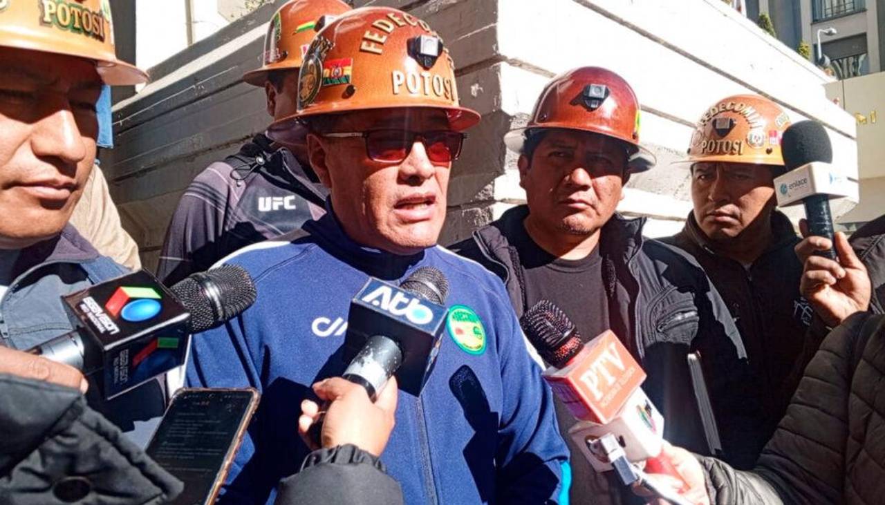 Mineros de Potosí advierten caída en las regalías a causa de los bloqueos de caminos 