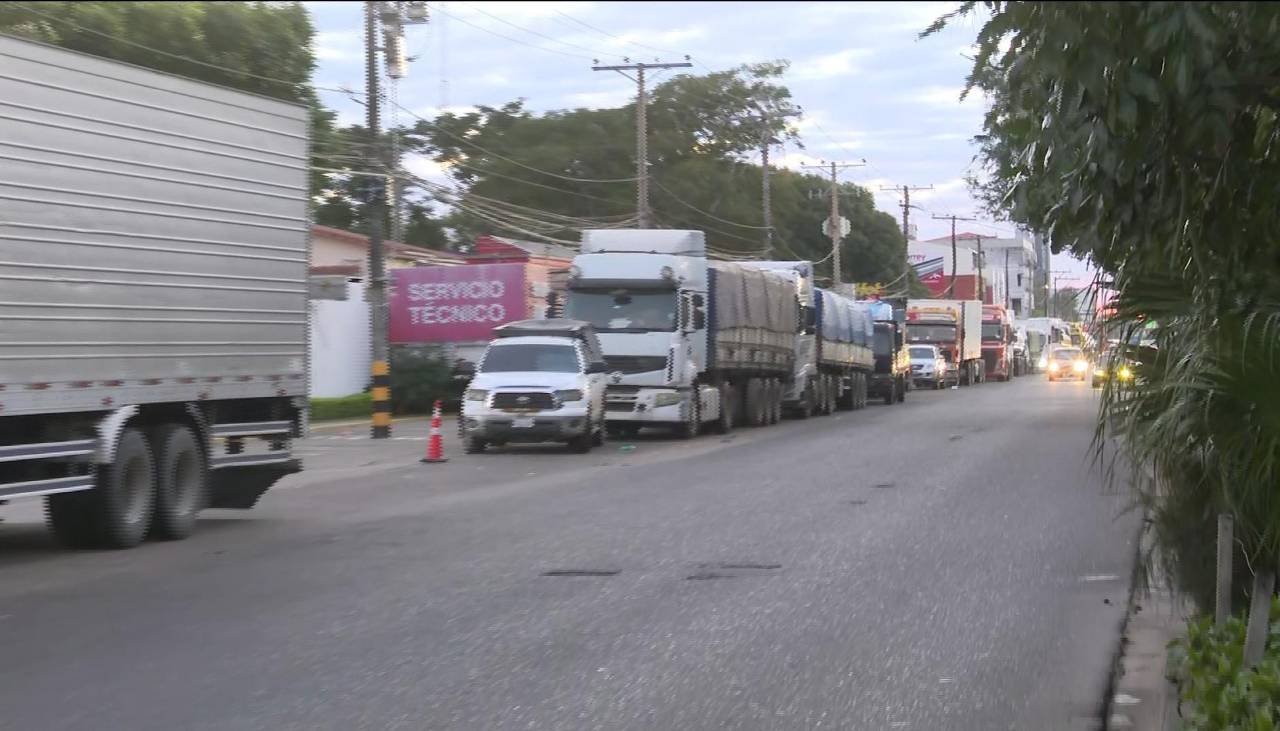 Conductores esperan hasta tres días para poder cargar combustible en surtidores del eje central