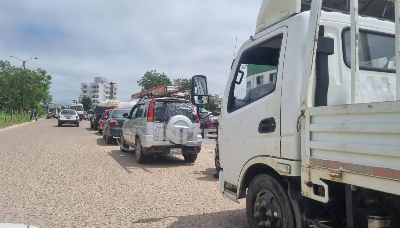 Conductores reclaman y dicen que esperan entre dos y tres horas para cargar combustible en Santa Cruz
