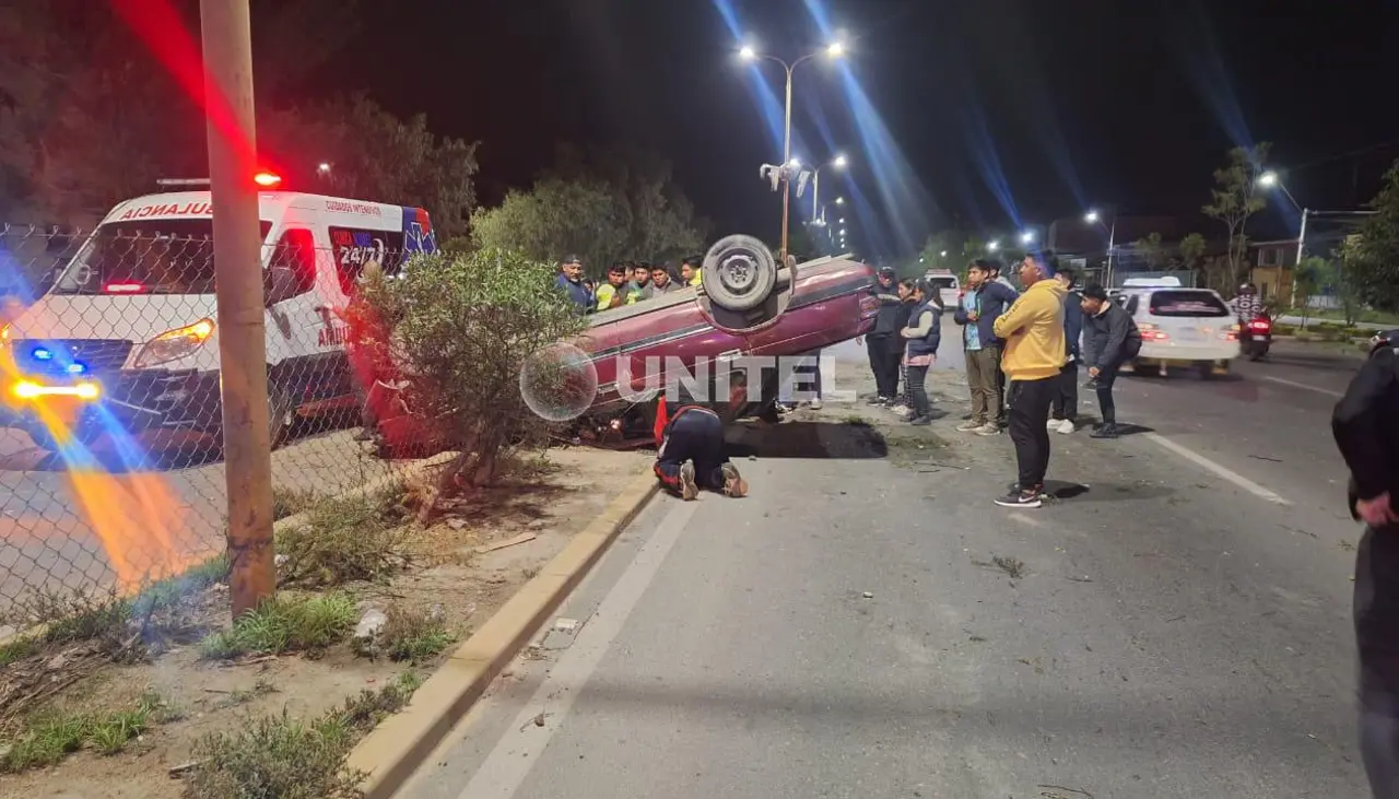 Cochabamba: Vehículo vuelca e impacta contra una jardinera central de la avenida Blanco Galindo