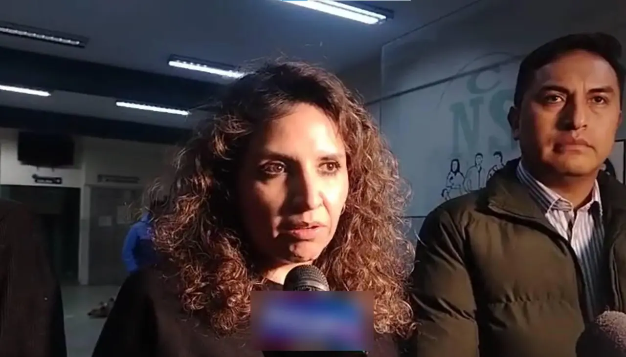 Bloqueadores bajaron de una ambulancia a pacientes y los golpearon; el vehículo fue destruido, denuncia ministra de Salud
