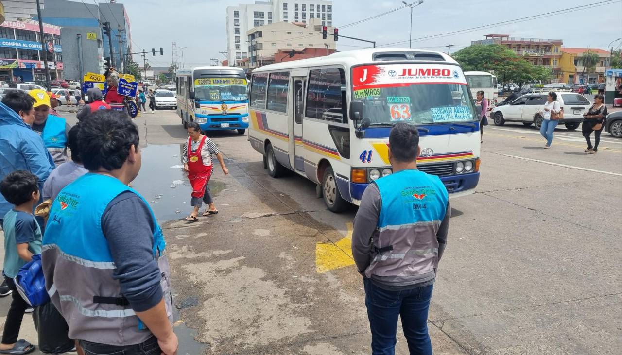 Alcaldía cruceña advierte con revertir licencias de las rutas a líneas que cobren más de Bs 2 el pasaje