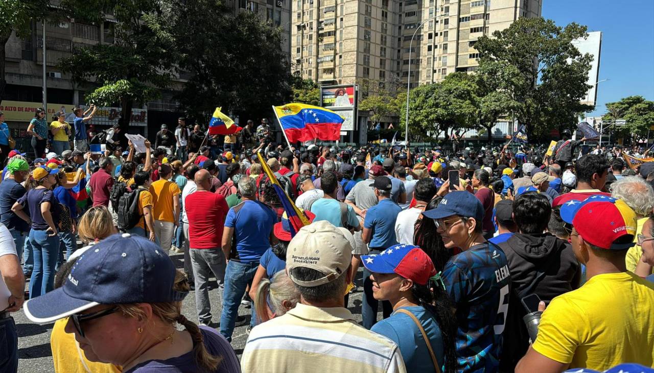 Venezolanos opositores se concentran en Caracas y marchan contra la investidura de Nicolás Maduro