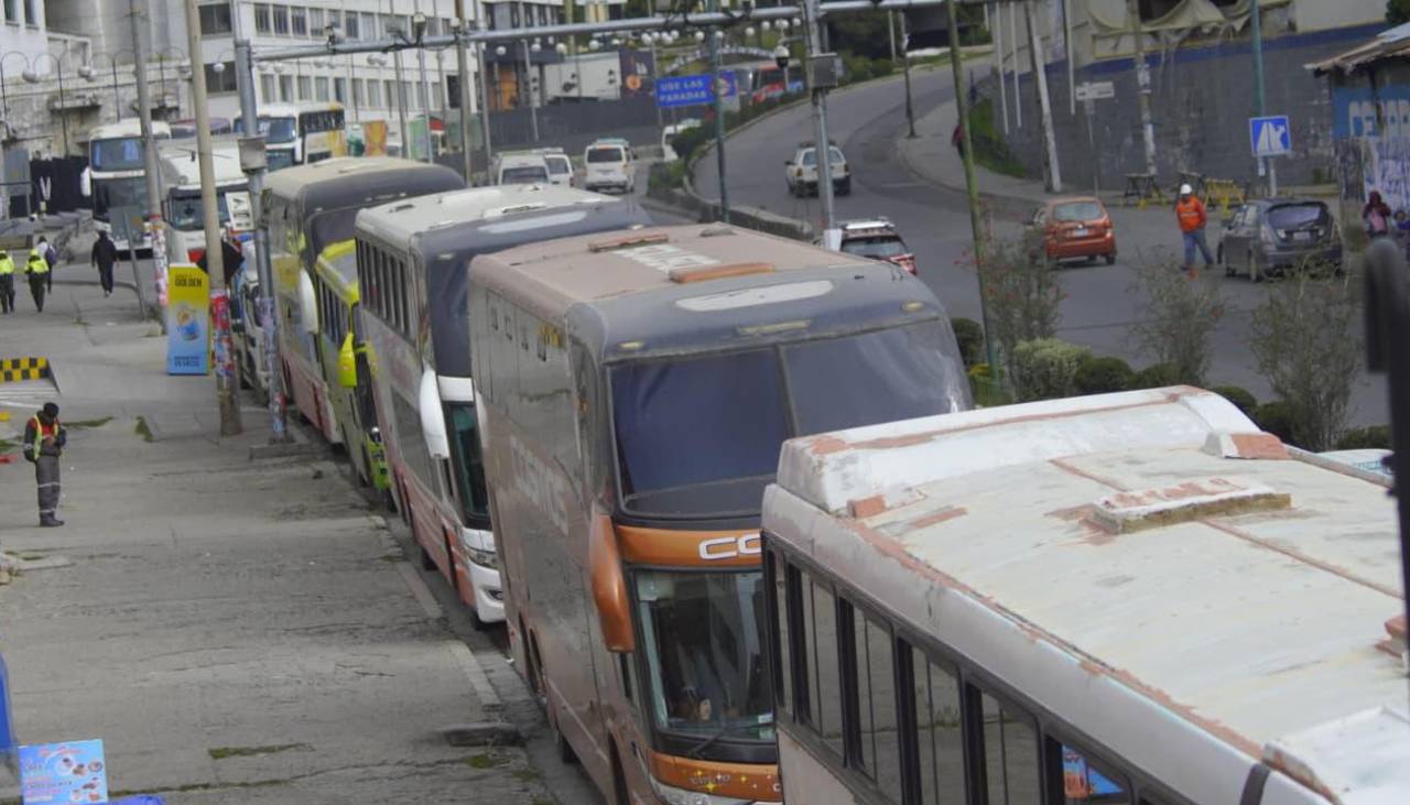 “Estamos desde la mañana en la fila”: choferes en La Paz dicen que deben recorrer varios surtidores en busca de diésel