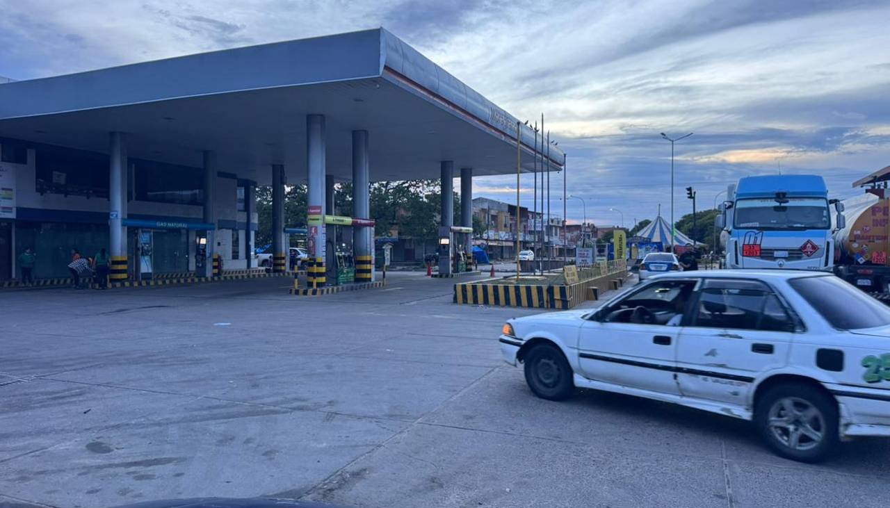 Vuelven las filas a los surtidores de Santa Cruz: Los conductores denuncian demoras y falta de gasolina