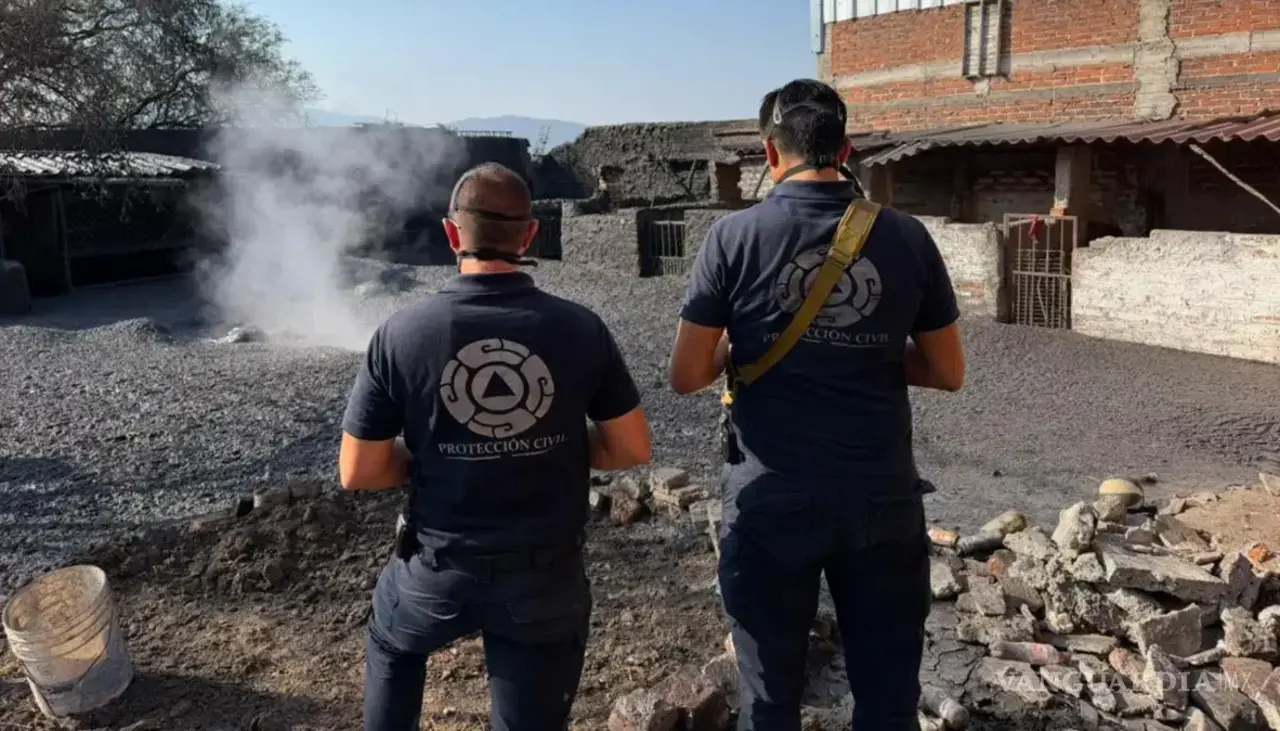 Se abrió la tierra y comenzó a verse vapor en el patio de una casa