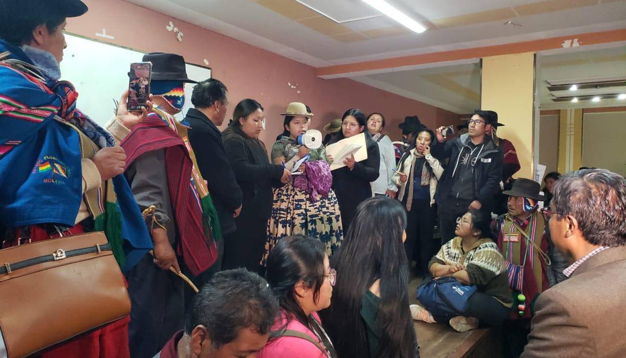Pobladores continúan con la toma de la Alcaldía de Viacha por conflicto ambiental; concejal pide sancionar al alcalde