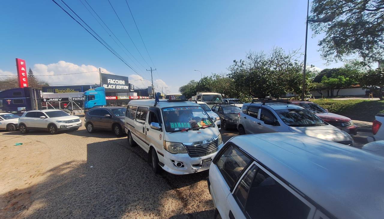 Doble fila de combustible y obras en la Doble Vía colapsan el 4to anillo de Santa Cruz de la Sierra