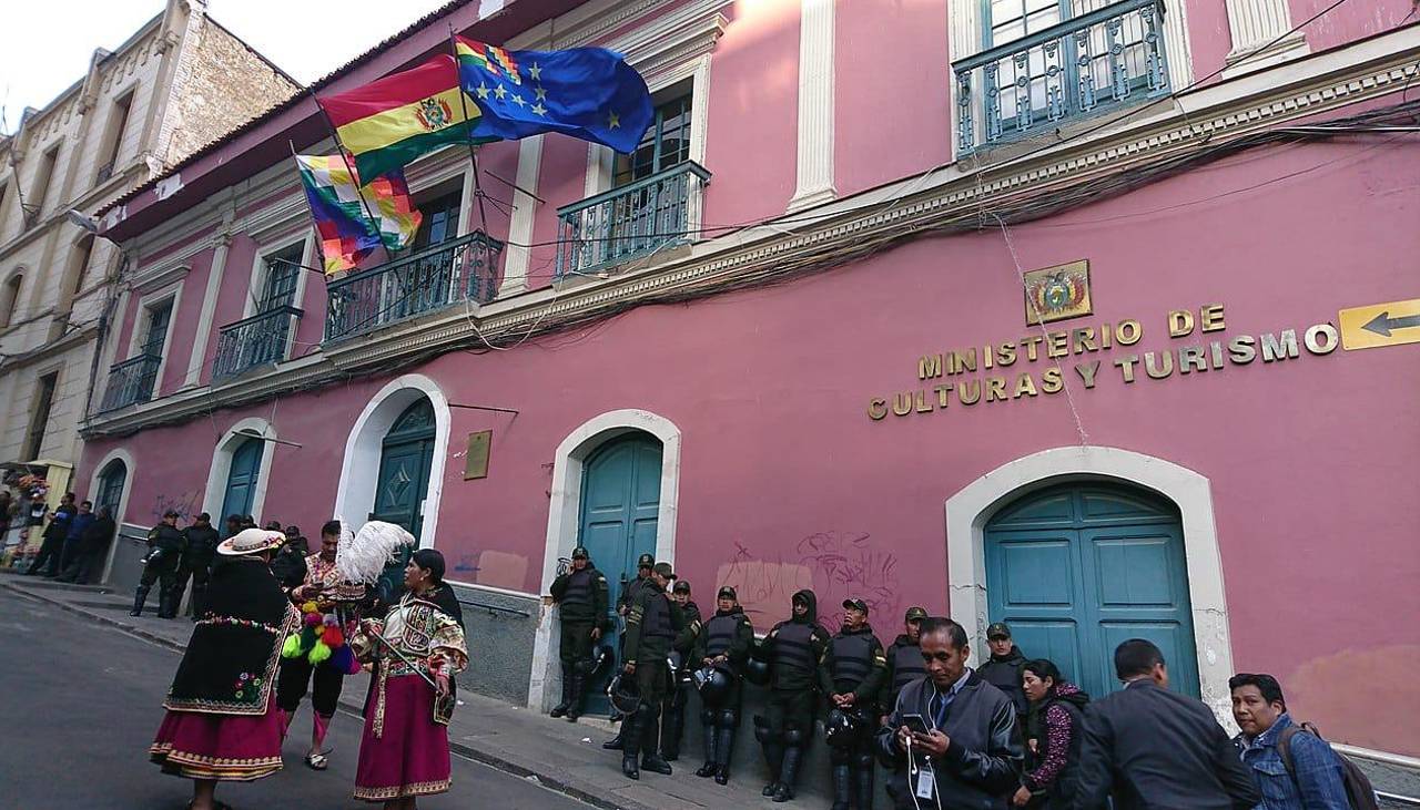 Paz transforma el Ministerio de Turismo en la Agencia Nacional del Turismo, Folclore y Gastronomía