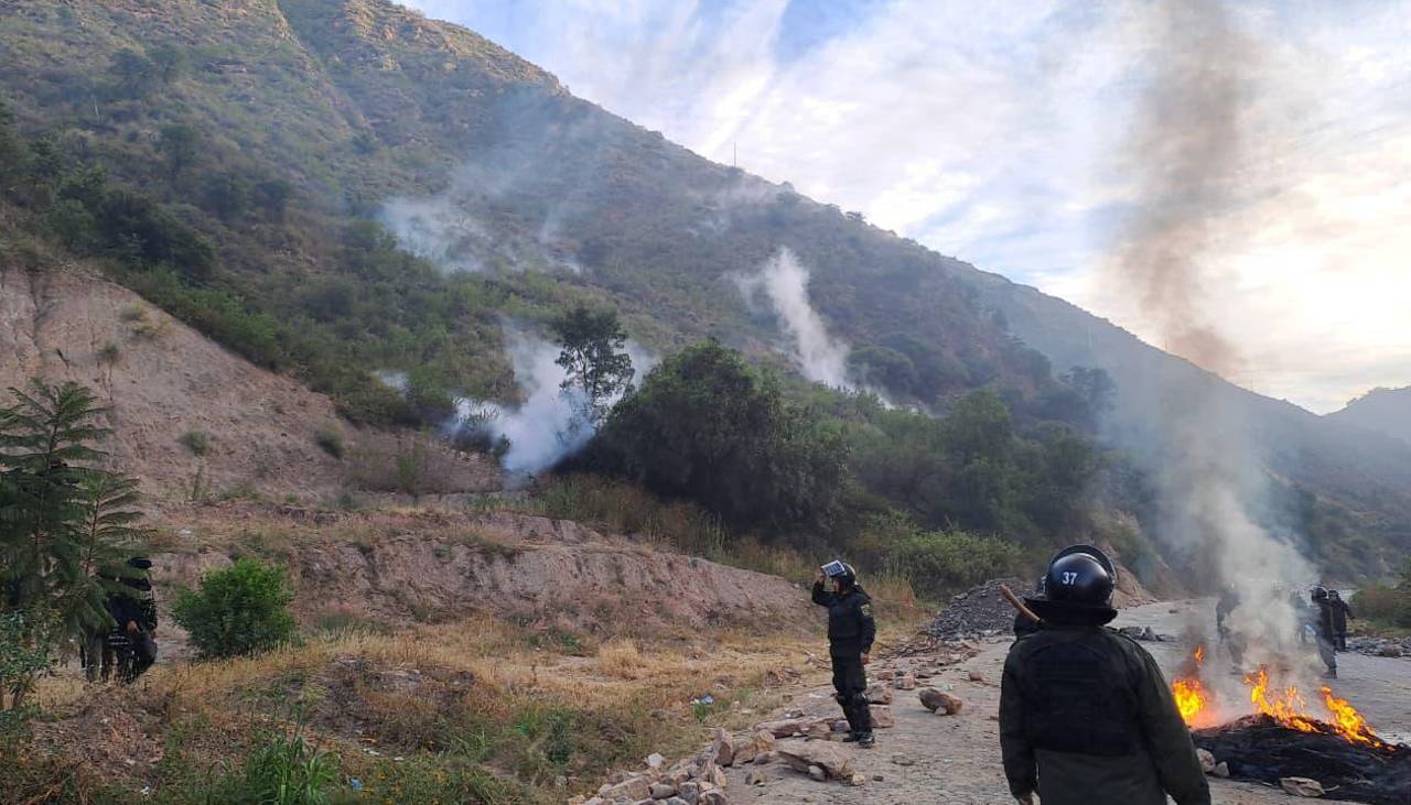 Cochabamba: Policías y militares mantienen resguardo en la ruta al occidente