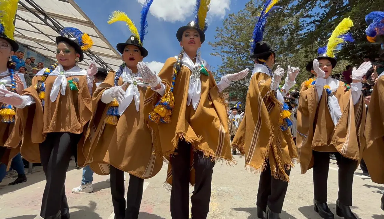 Último convite en Oruro brilla con música y danza a una semana del Carnaval