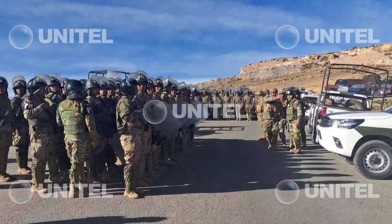 Arce confirma que policías y FFAA lograron desbloquear la ruta Cochabamba-Oruro