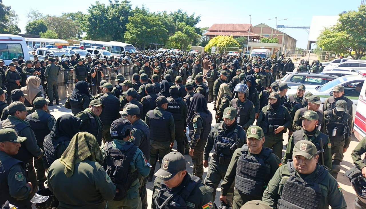 Tras operativo en San Julián, comunarios mantienen bloqueo y la Policía se repliega