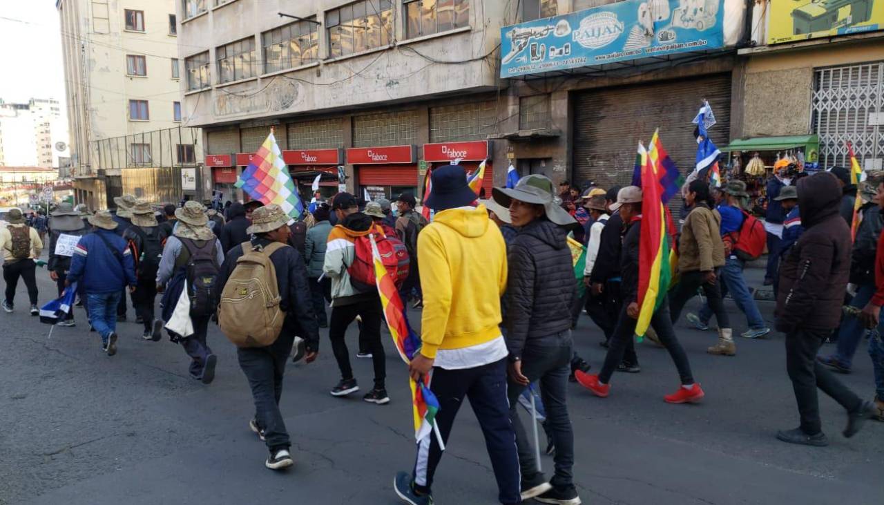 La marcha de los evistas se dirige al centro de la ciudad tras concluir cabildo en el puente de la cervecería de La Paz 