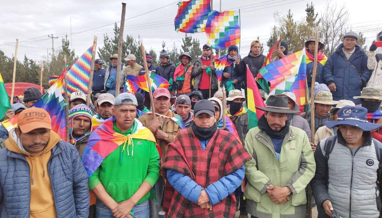 Campesinos de Potosí y el trópico refuerzan bloqueos en La Paz, asfixiada por las protestas