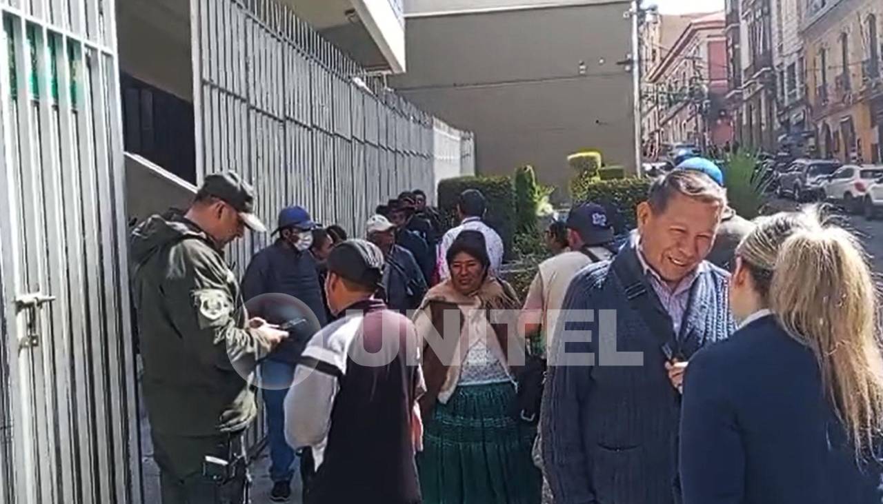 Se forma una fila en el Banco Central para “cambiar” los billetes de la serie “B”