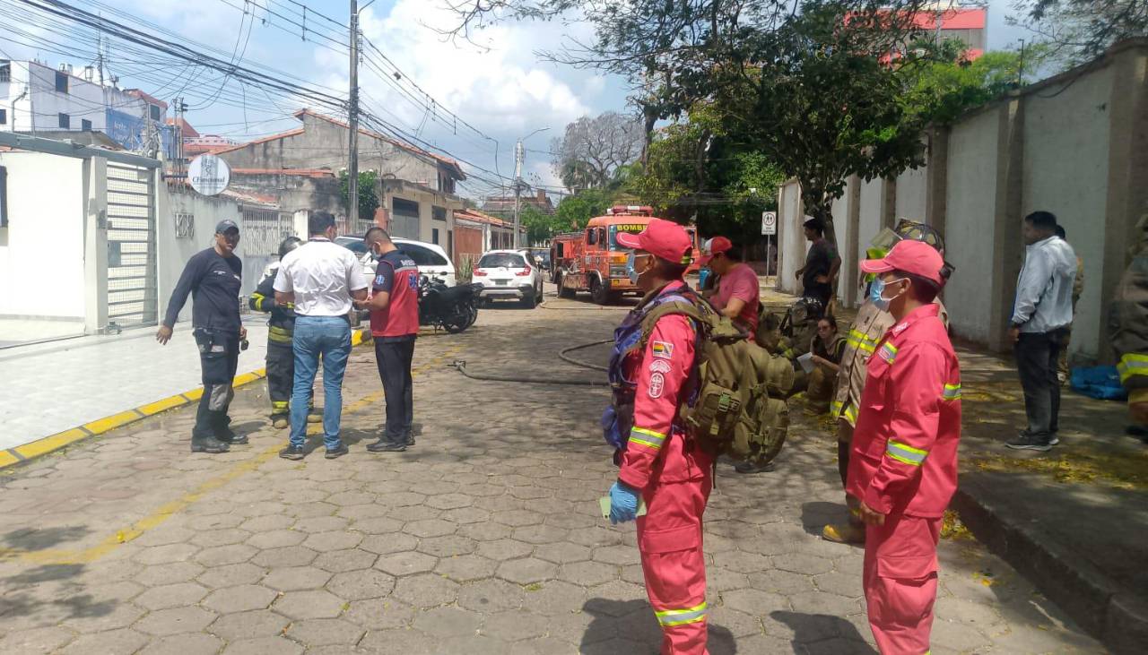 Evacúan a estudiantes por fuga de gas “altamente inflamable” en una clínica en el centro cruceño