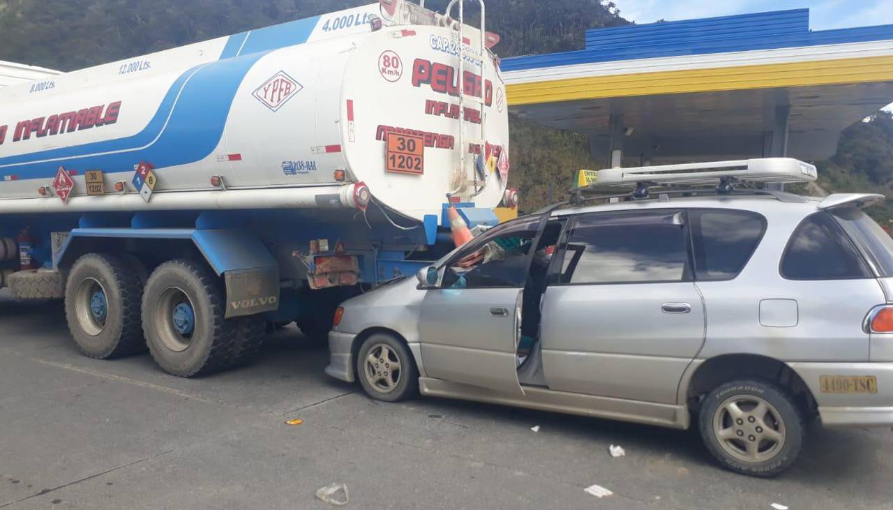 Una niña está en terapia intensiva tras el violento choque entre un auto y una cisterna en la ruta a los Yungas