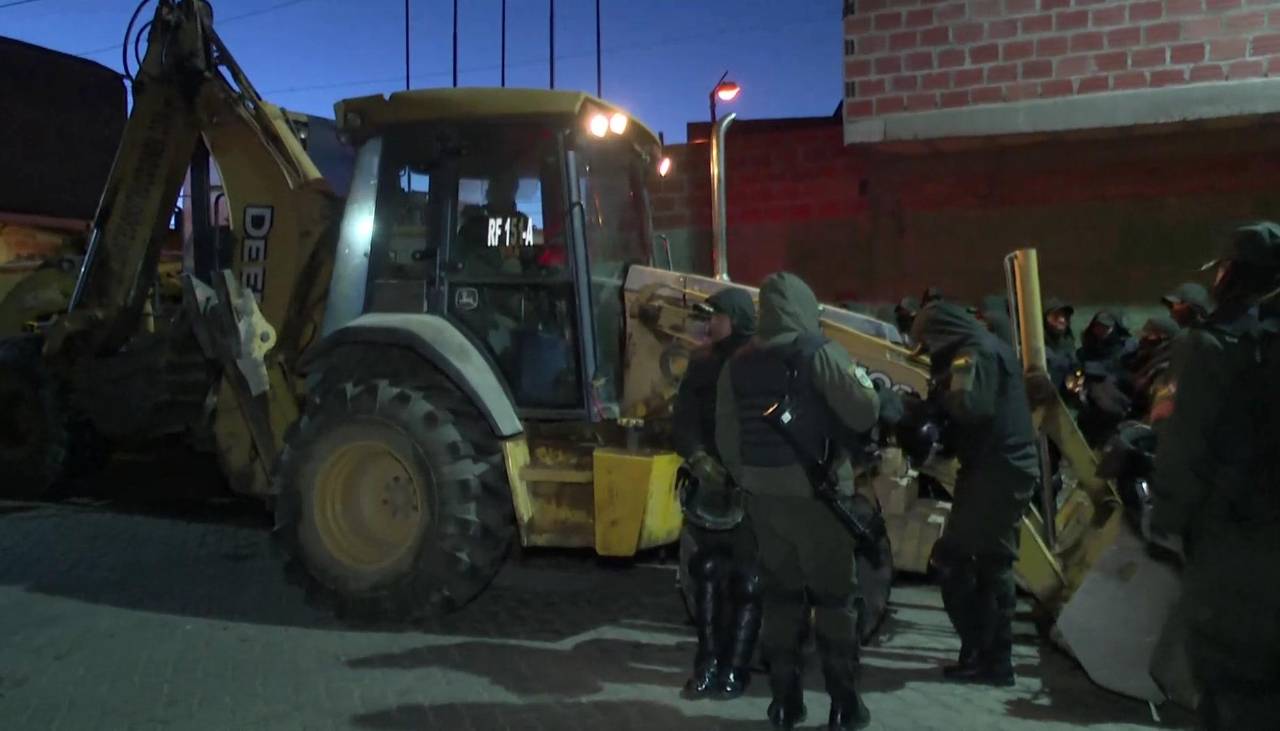 Policía en El Alto se prepara con maquinaria pesada para iniciar el desbloqueo de carreteras