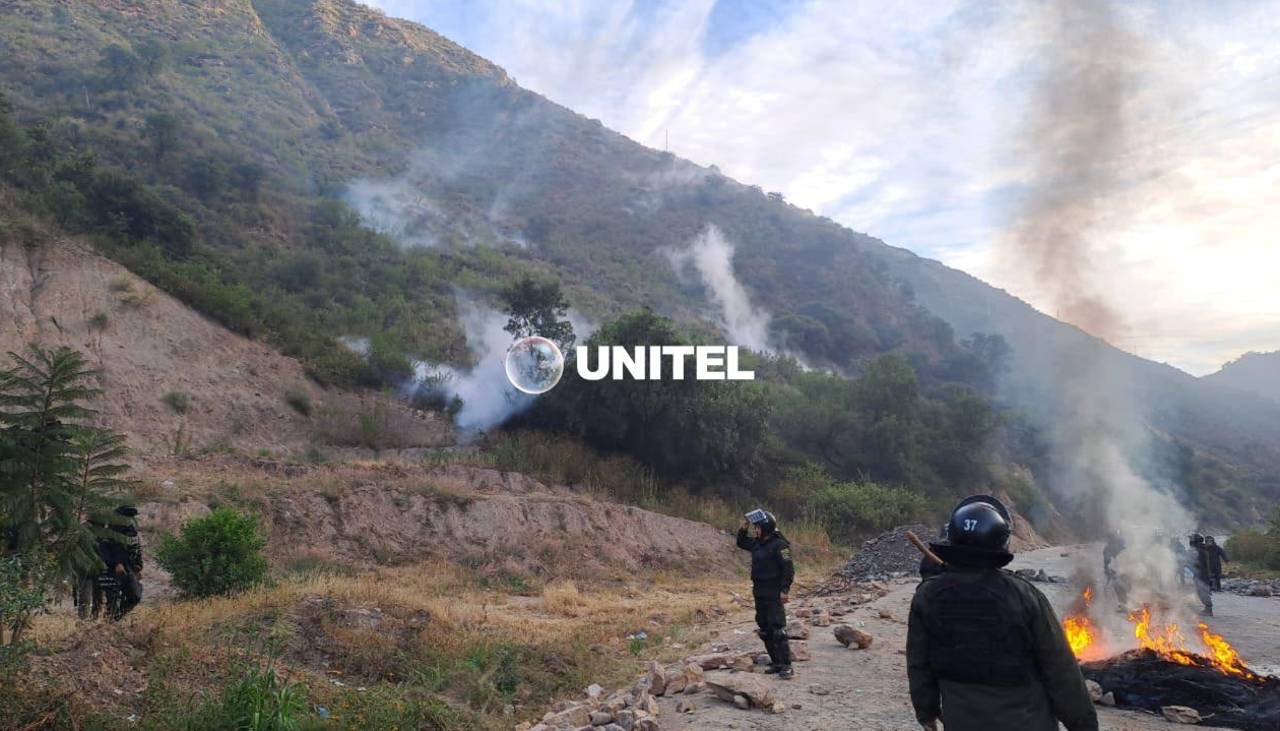 Policía activa desbloqueo con gases en la ruta que conecta Cochabamba con el occidente; los movilizados lanzan piedras