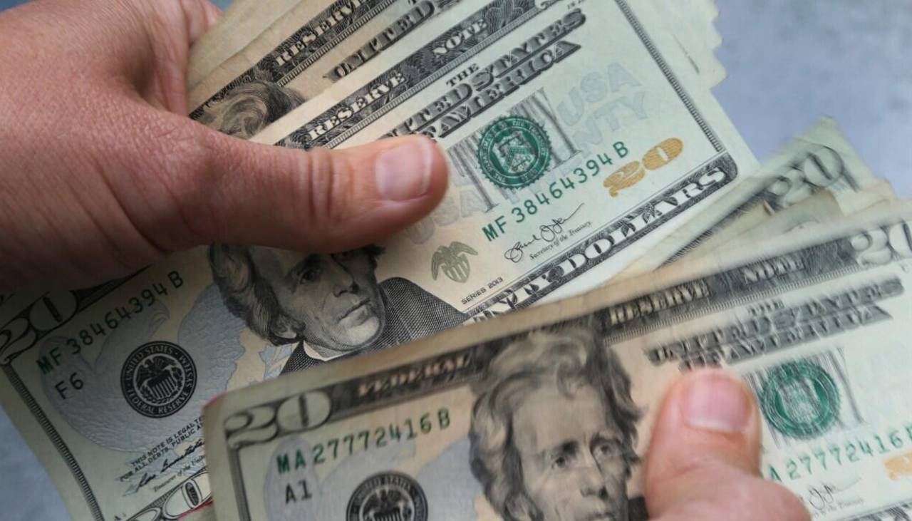 ¿Por qué sube la cotización del dólar en Bolivia? Mira lo que señala un economista