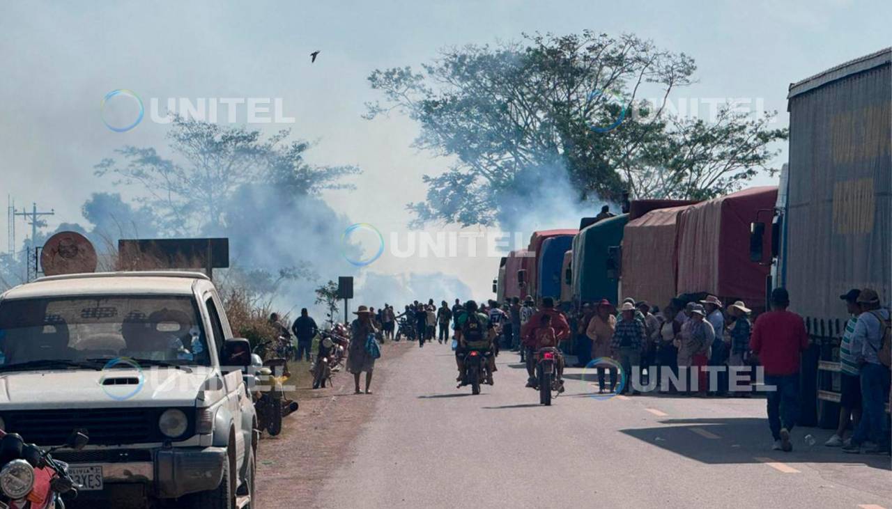 Policía toma el control en la ruta Santa Cruz-Beni: Tras enfrentamientos, reportan tres arrestados y un militar herido 