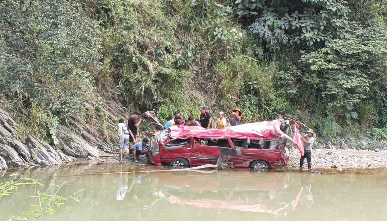 Accidente en los Yungas: Minibús se embarranca 50 metros a un río y deja dos heridos