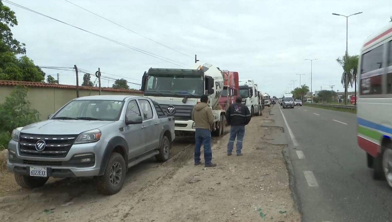 Santa Cruz: Se forman filas por combustible en los surtidores y conductores lo atribuyen a los bloqueos
