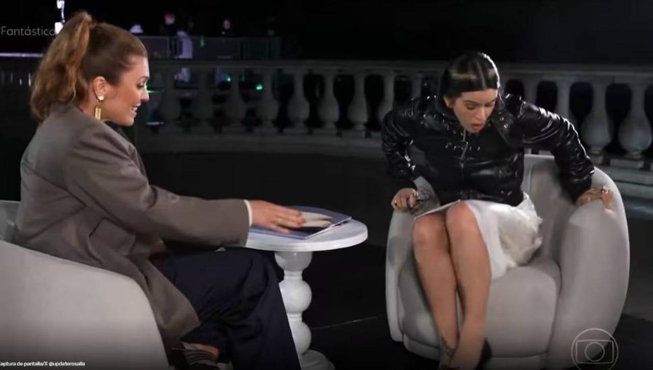 Video: La desesperada reacción de Rosalía al ver una cucaracha mientras la entrevistaban 