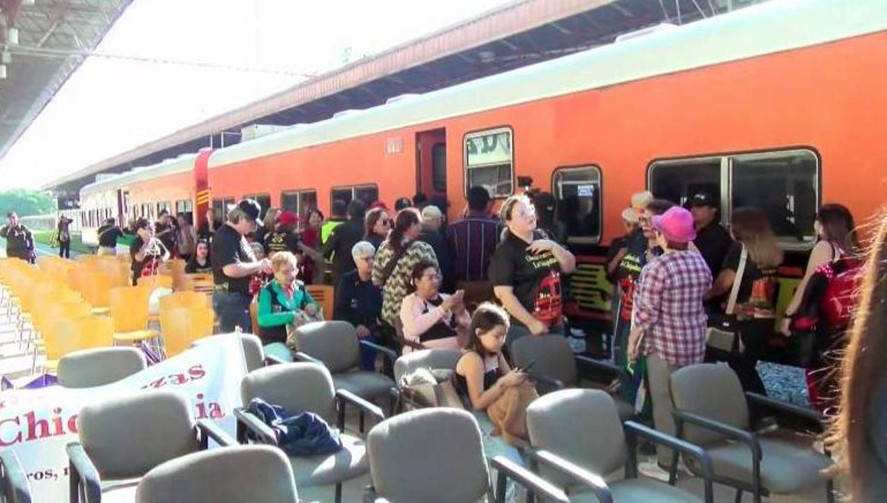 En Santa Cruz, pasajeros optan por el tren ante el alza del pasaje en buses