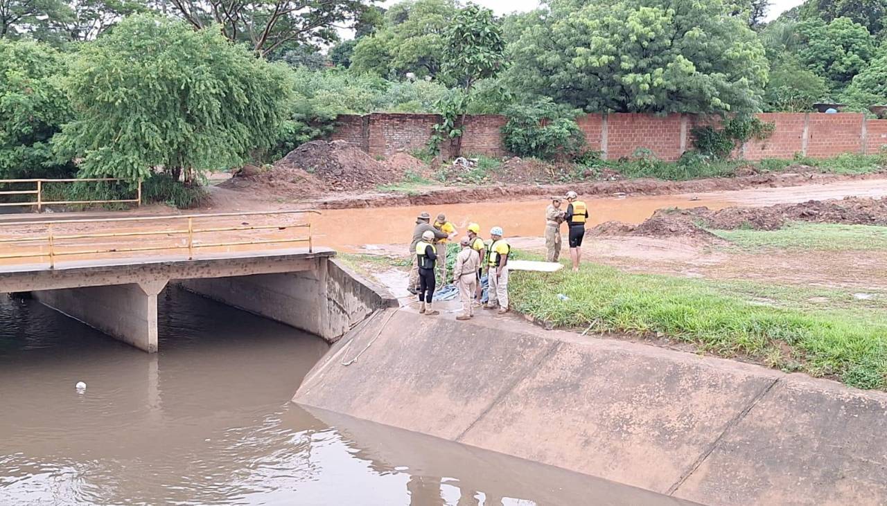 Hallan sin vida al adolescente que fue arrastrado por el agua tras caer en un canal de drenaje