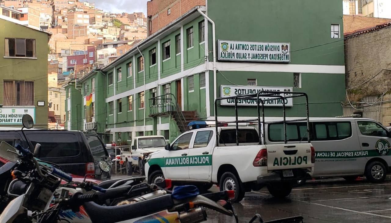 La Paz: Ladrones roban armas y mochilas a policías que realizaban prácticas por el Día del Mar