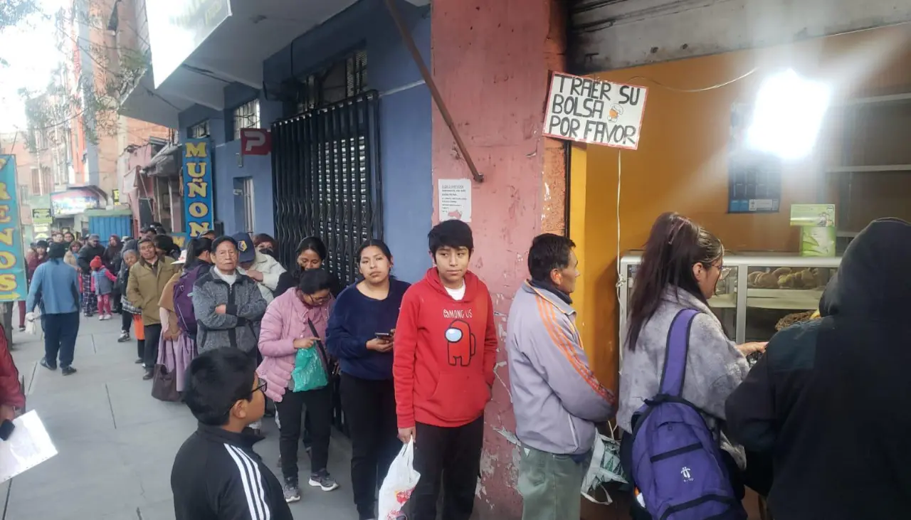 “En las tiendas no hay pan”, extensas filas por el alimento se registran en La Paz