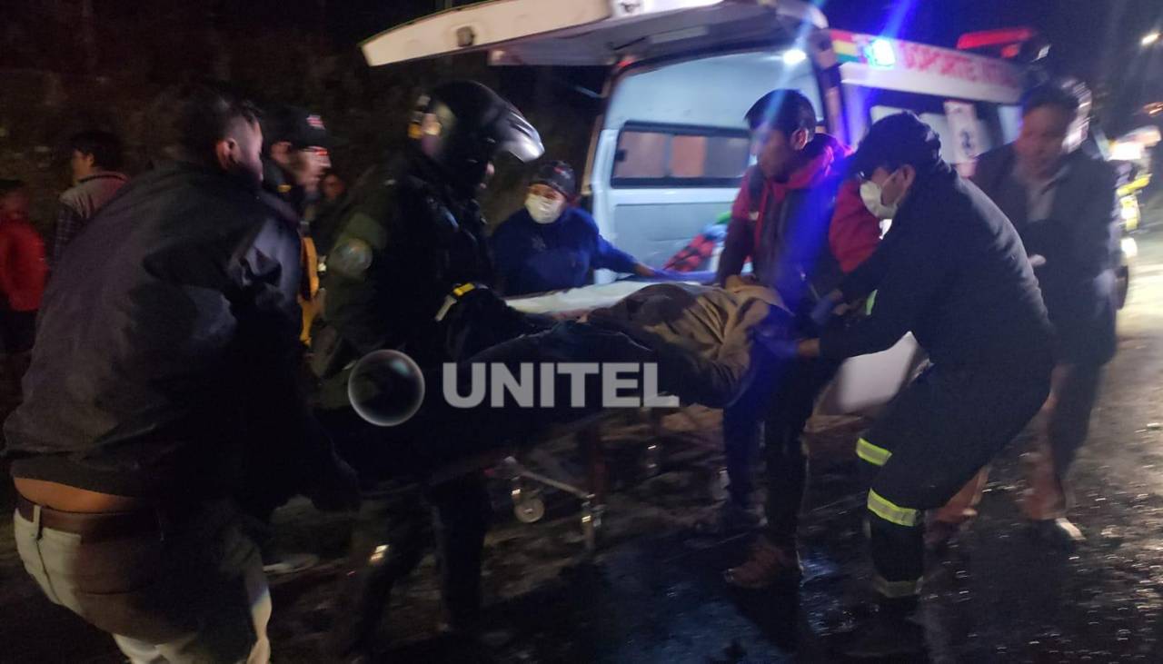 La tragedia en la autopista de La Paz sucedió cerca de la “curva del diablo”; hay cuatro muertos, el minibús fue aplastado 