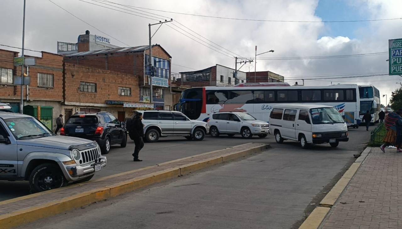 Buses bloquean en la terminal por la falta de diésel y las filas vuelven a los surtidores de El Alto