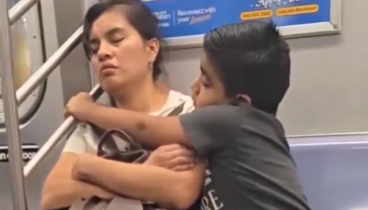 Video: Niño conmueve al cuidar a su madre exhausta en el metro