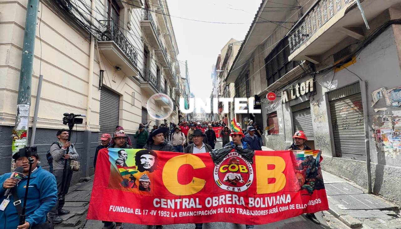 Marchas de al menos tres sectores cercan la plaza Murillo; la Policía refuerza la seguridad y evacúan las oficinas públicas