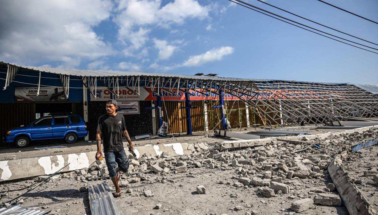 Miles de damnificados aguardan ayuda tras el terremoto de Indonesia