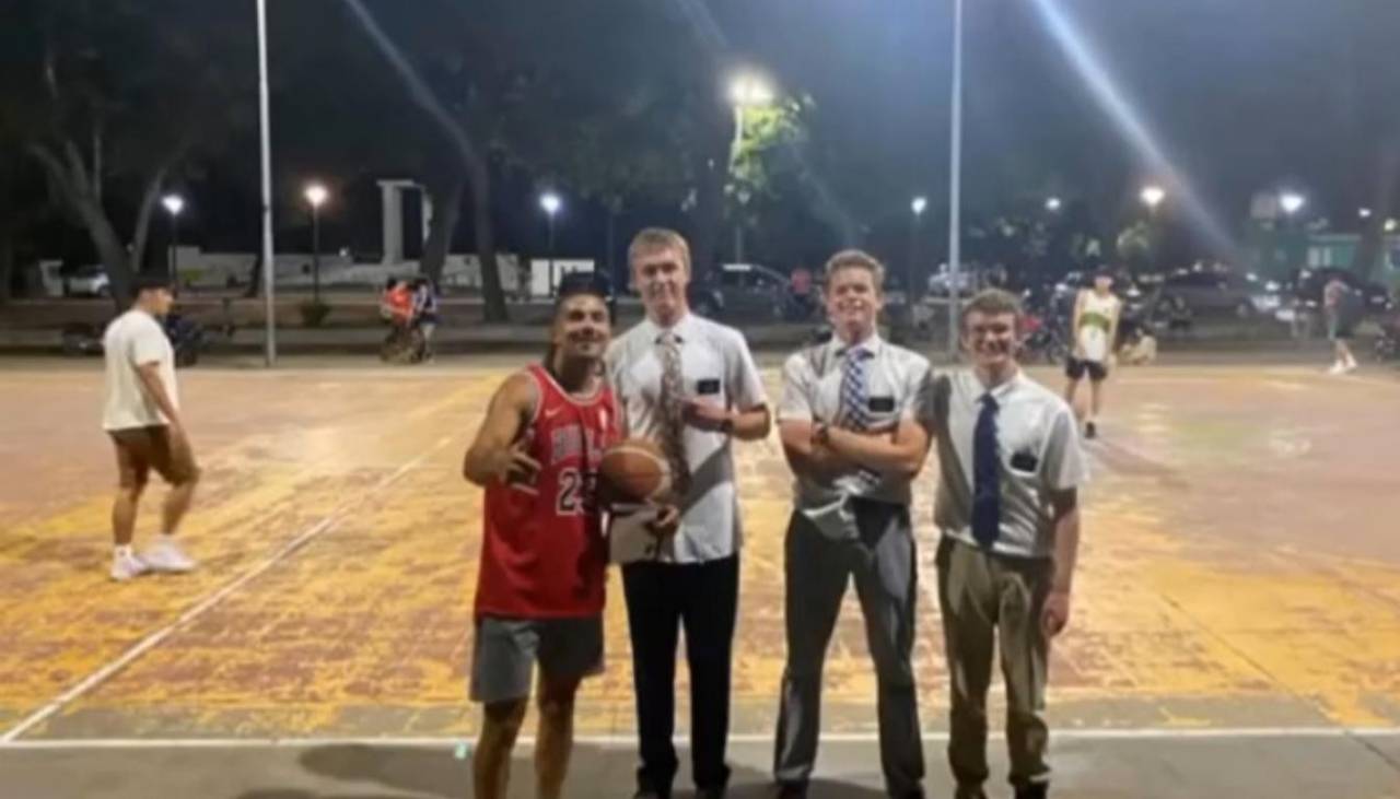 Video: Mormones hacen pausa en sus actividades y sorprenden con sus habilidades en un torneo de básquet callejero 