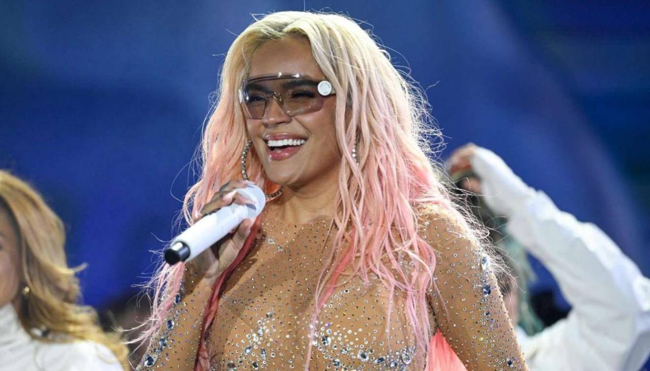 Karol G sufre inesperado percance en pleno concierto y sorprende con su reacción 