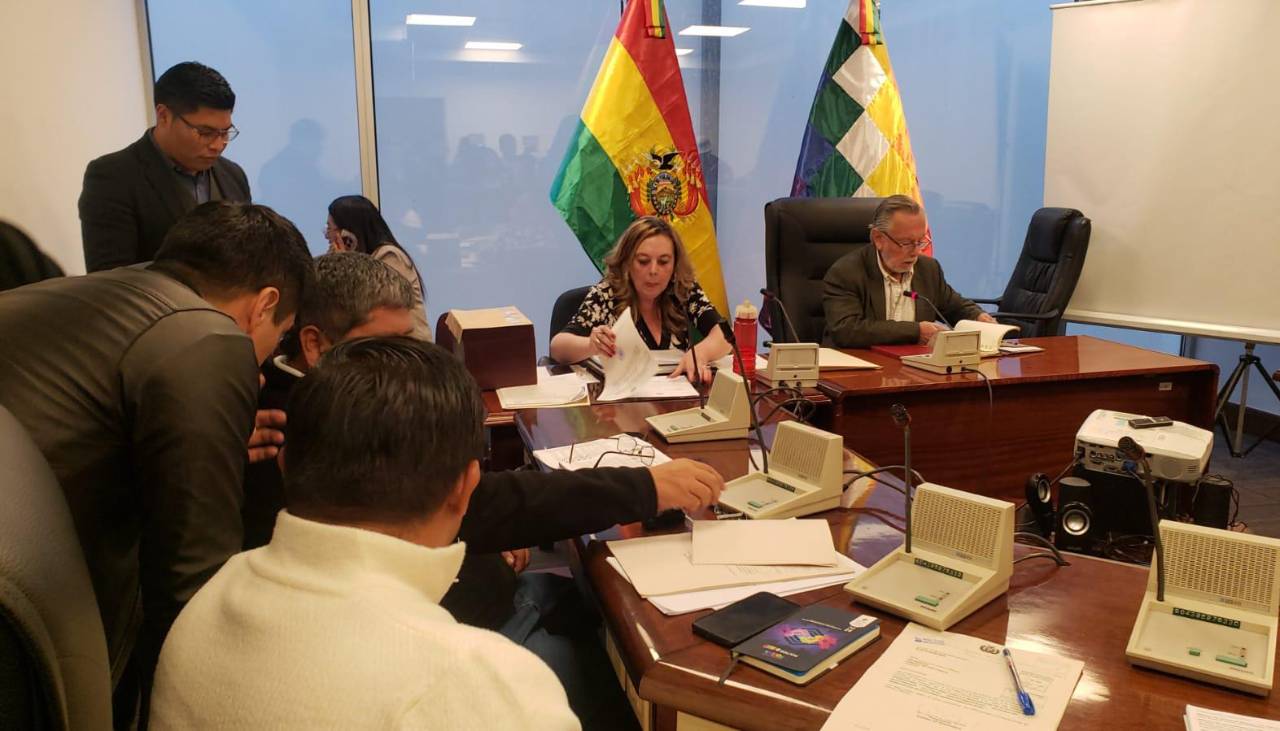 Diputados: Comisión de Constitución instala sesión para tratar la ley de elecciones subnacionales 