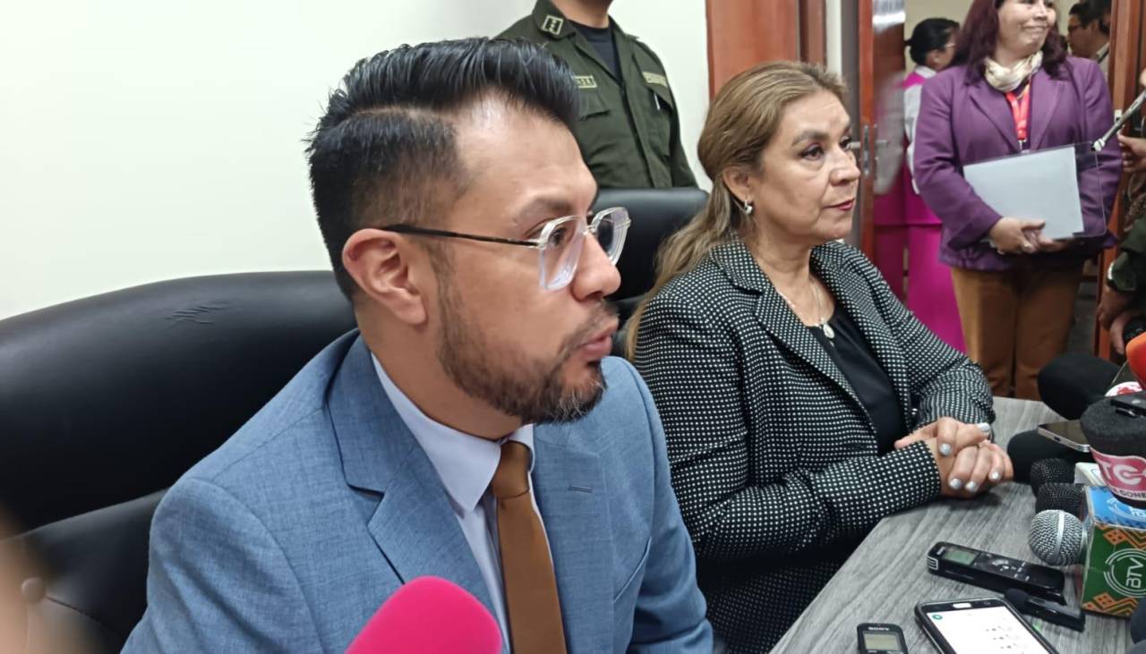 Evo presentó certificado de una infección pulmonar, dice el juez, que declaró rebelde a la madre de la “víctima”